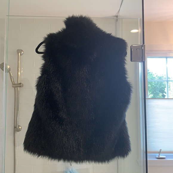 BLACK FAUX FUR VEST - Picture 3 of 3
